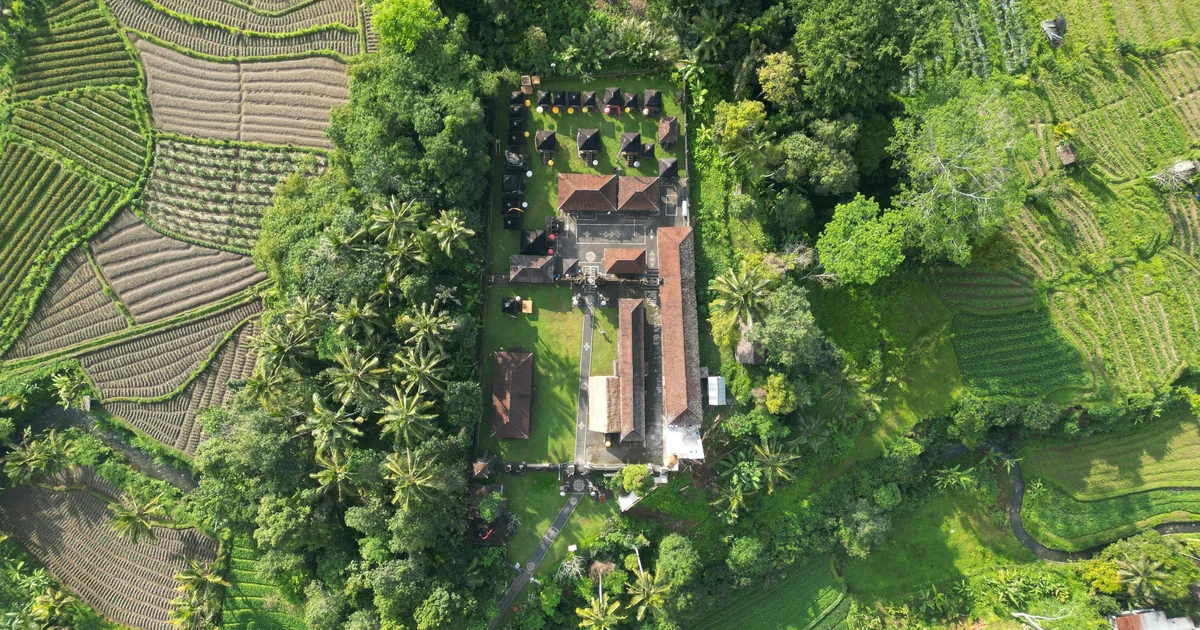 Playa y arrozales de Bali — conexión 4G+ Telkomsel disponible en toda Indonesia
