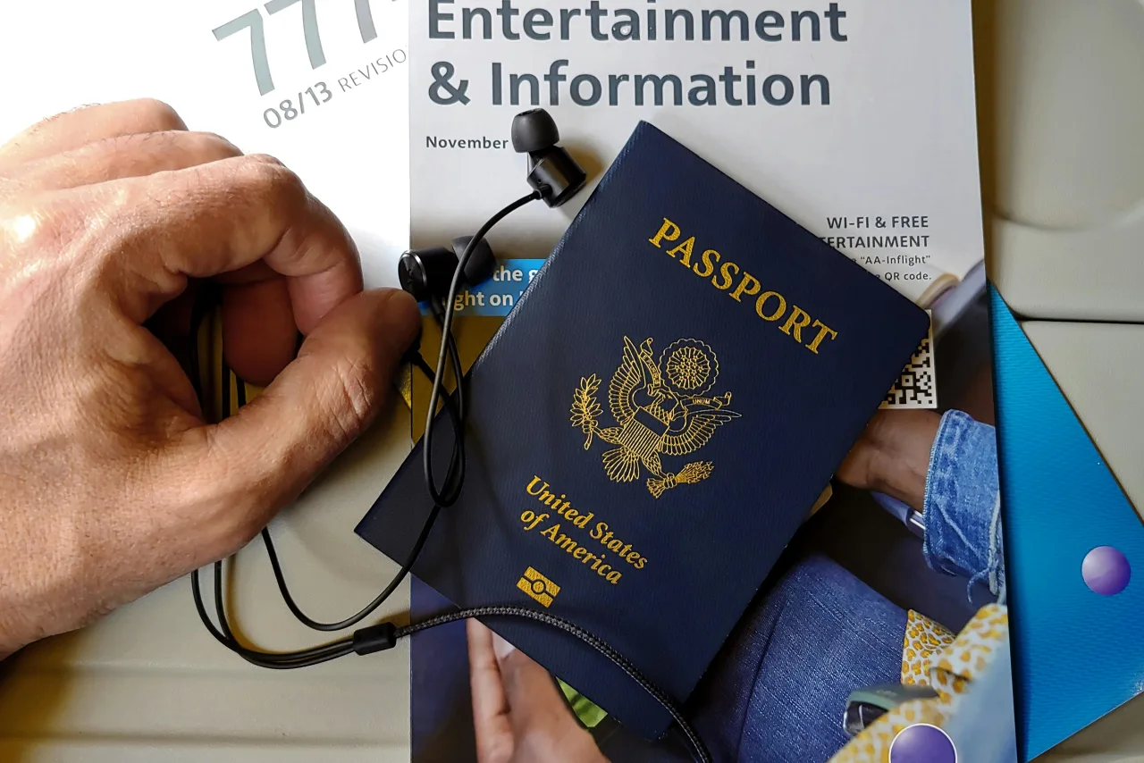 Viajero sosteniendo su celular a la llegada de un aeropuerto turco